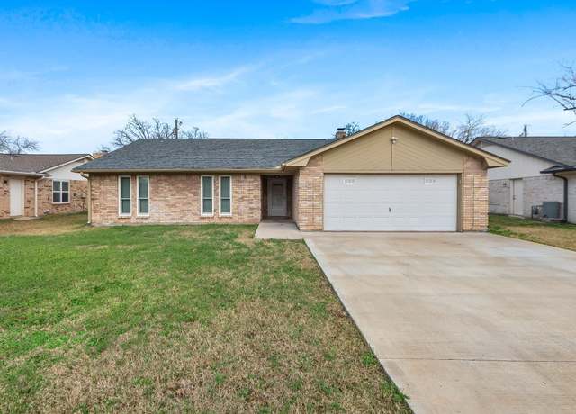 Property at 2819 Jennifer Dr, College Station, TX 77845, 3 beds, 2 baths