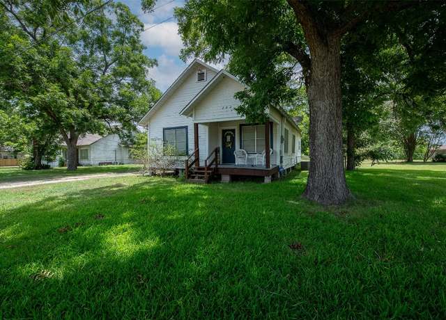 Property at 202 S Broadway St, Caldwell, TX 77836, 3 beds, 2 baths