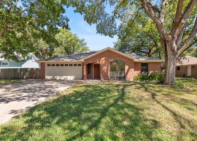 Property at 910 Garwood St, Smithville, TX 78957, 3 beds, 2 baths