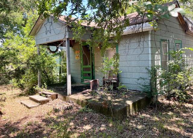Property at 205 S Columbus Ave, Cameron, TX 76520, 1 bed, 1 bath