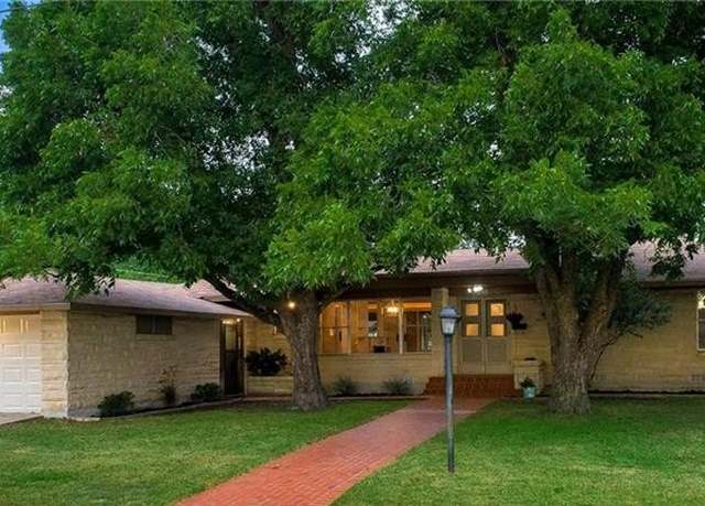 Property at 215 S Mulberry St, Luling, TX 78648, 4 beds, 3.5 baths