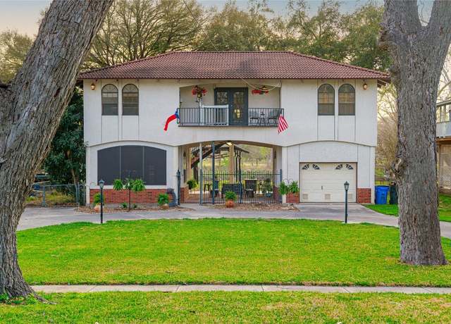 Property at 110 Lakeside Dr, Seguin, TX 78155, 2 beds, 2.5 baths