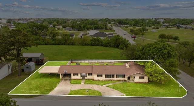 Photo of 688 W Independence St, Giddings, TX 78942