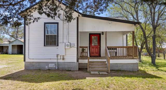 Photo of 708 Baumgarten St, Schulenburg, TX 78956