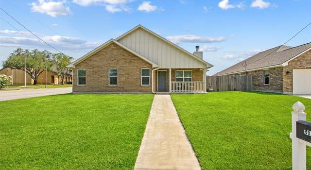 Photo of 311 E Galveston St, Giddings, TX 78942