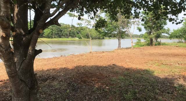 Photo of 153 Iroquios Dr, Smithville, TX 78957