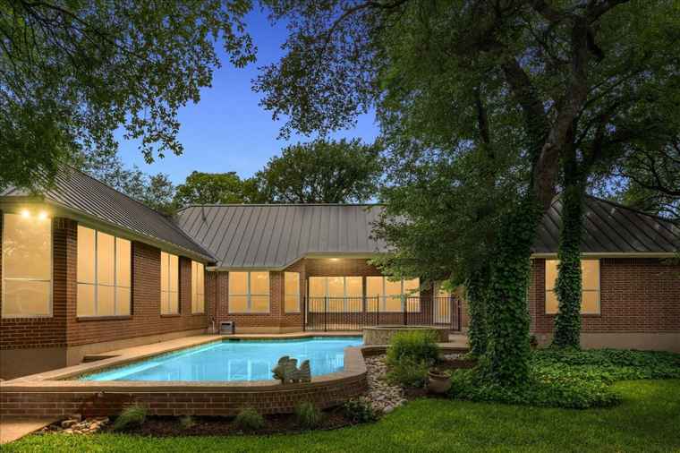 Photo of 29009 Turnberry Ct Georgetown, TX 78628