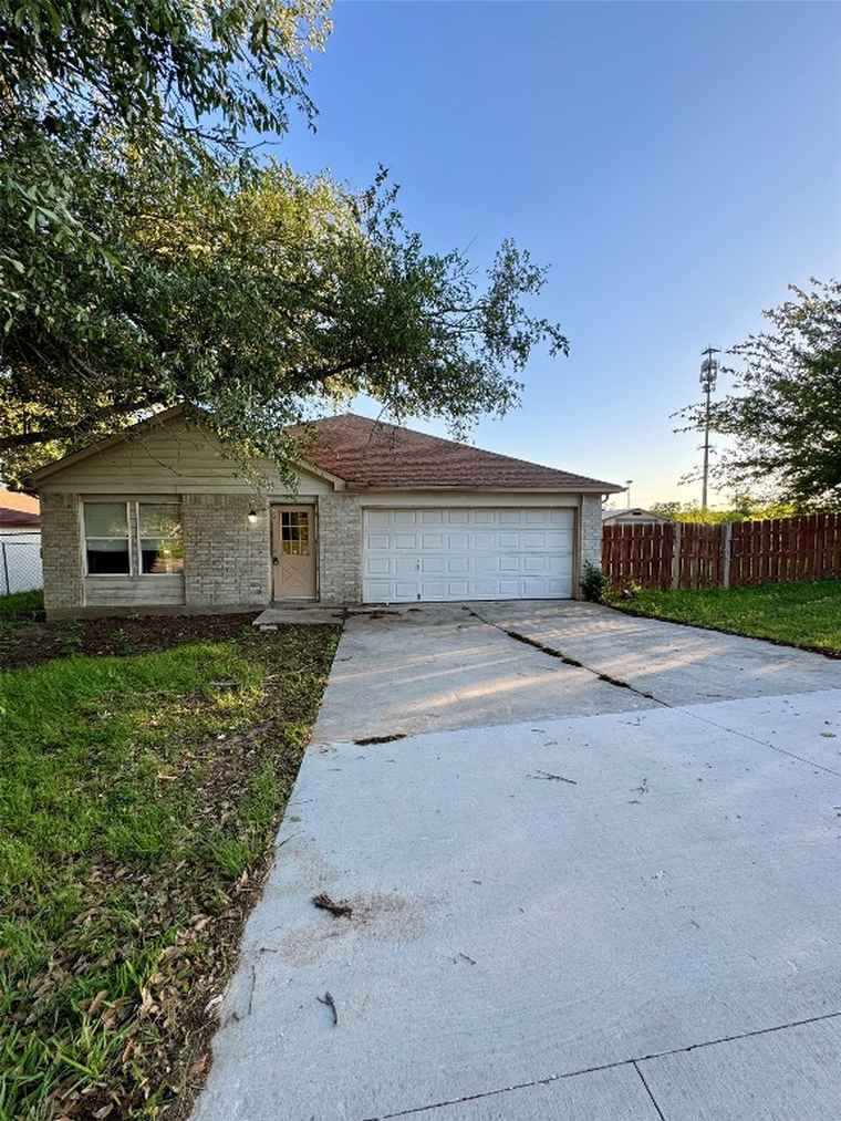 Photo of 700 Lago Vista St San Marcos, TX 78666