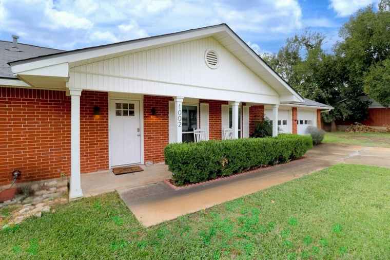 Photo of 1002 Parkway St Georgetown, TX 78628