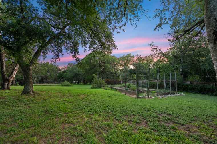 Photo of 713 Mountain View Dr San Marcos, TX 78666