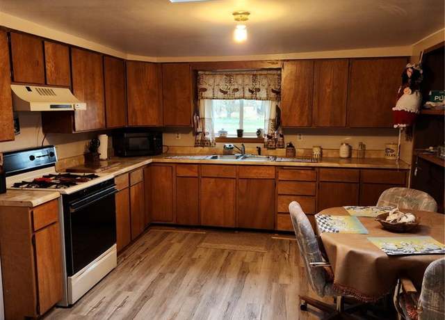Property at 5272 W County Road 5, Del Norte, CO 81132, 5 beds, 3 baths