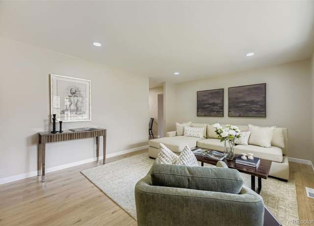 Property at 414 S Worchester Way, Aurora, CO 80012, 5 beds, 2 baths