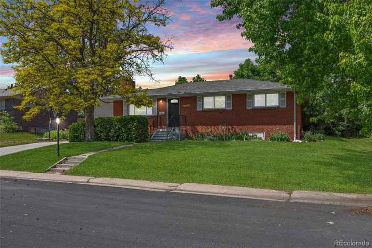 Photo of 6869 S Foresthill St Littleton, CO 80120