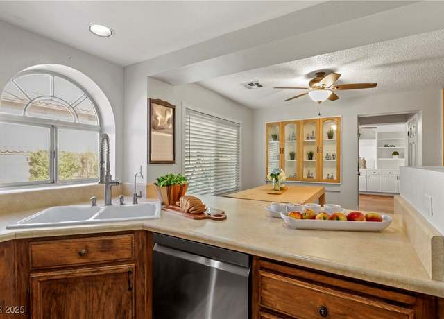 Property at 968 Painted Pony Dr, Henderson, NV 89014, 1 bed, 2.5 baths
