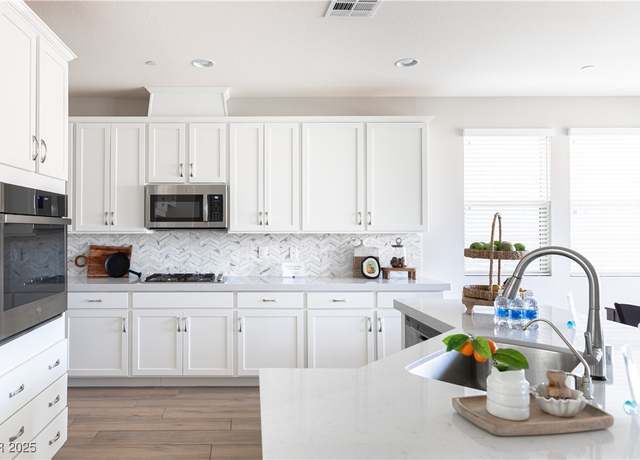 Property at 16 Cresta Villa Ct, Henderson, NV 89011, 4 beds, 2.5 baths
