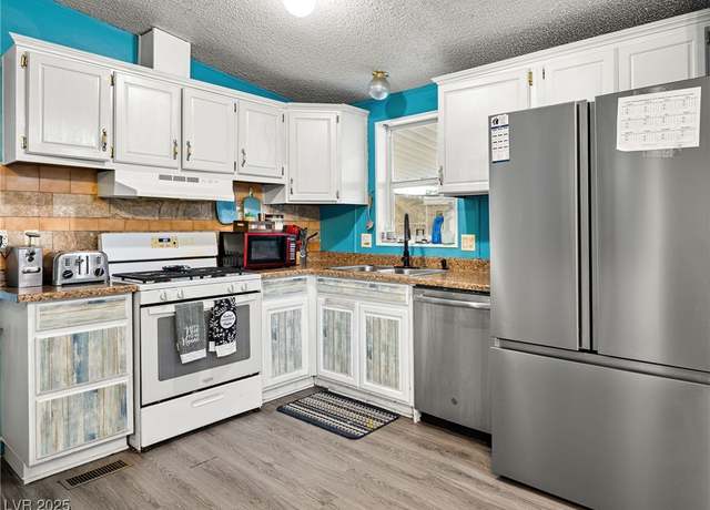 Property at 240 Navajo Dr, Henderson, NV 89015, 3 beds, 2 baths