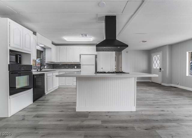 Property at 3627 Becerro Dr, Las Vegas, NV 89121, 3 beds, 2 baths