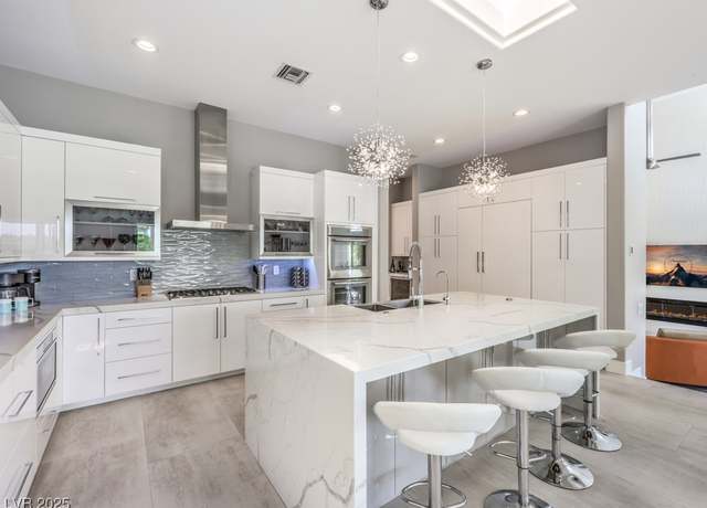 Property at 5 Clear Crossing Trl, Henderson, NV 89052, 6 beds, 4.5 baths