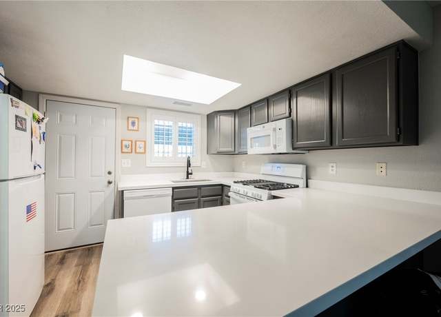Property at 595 Sellers Pl, Henderson, NV 89011, 2 beds, 1.5 baths
