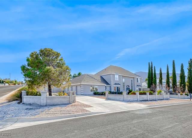 Property at 241 E Country Club Dr, Henderson, NV 89015, 4 beds, 3.5 baths