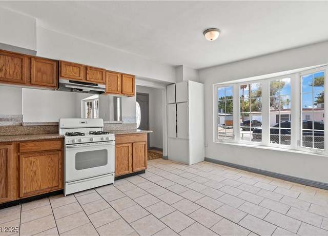 Property at 3684 Hawaii Ave, Las Vegas, NV 89104, 3 beds, 1 bath