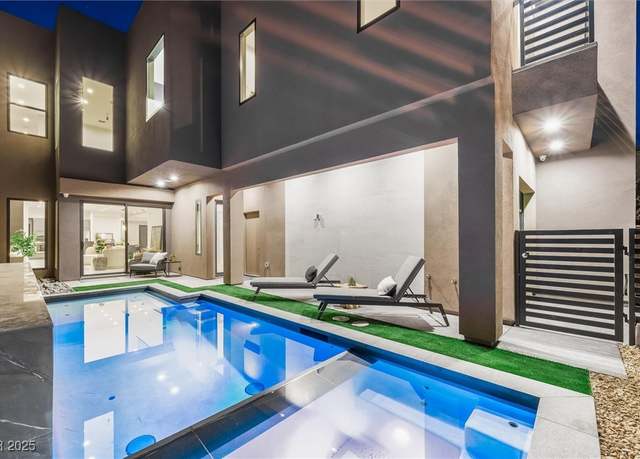 Property at 2824 Queens Courtyard Dr, Las Vegas, NV 89109, 4 beds, 4.5 baths