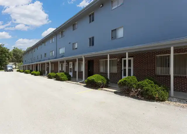 Property at Ashton Court Apartments - 8700 Wornall Rd, Kansas City, MO, 64114, 1-2 bed, 1 bath, [object Object]