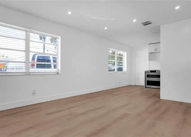 Property at 32 SW 9th St, Hallandale Beach, FL, 33009, 2 beds, 2 baths, [object Object]