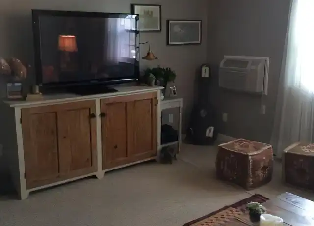 Property at 264 Lafayette Rd Unit B2, Portsmouth, NH, 03801, 2 beds, 1 bath, [object Object]