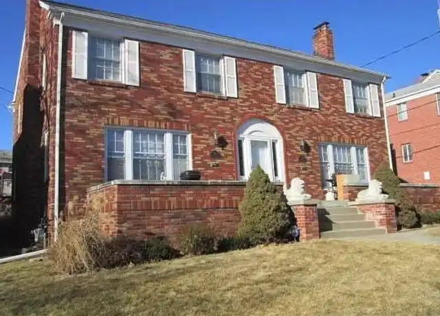 Property at 560 S 34th St Unit 2, Omaha, NE, 68105, 3 beds, 1.5 baths, [object Object]