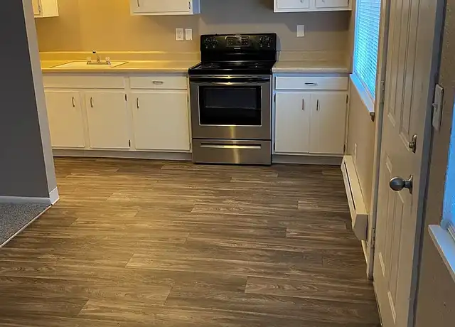 Property at Valley Manor Apartments - 2020 F St SE, Auburn, WA, 98002, 1-2 bed, 1 bath, [object Object]