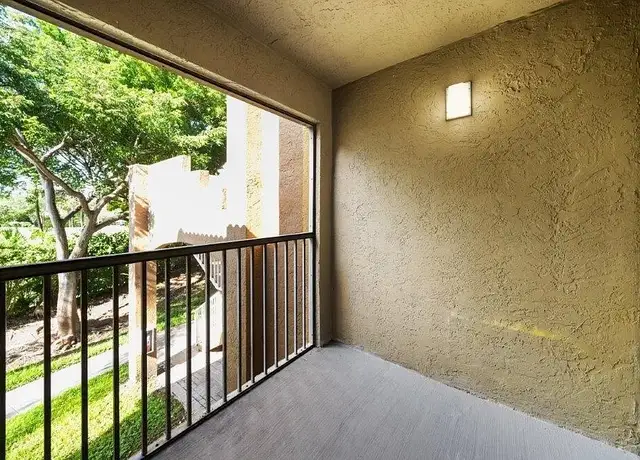 Photo of 555 Lakeview Dr, Coral Springs, FL 33071