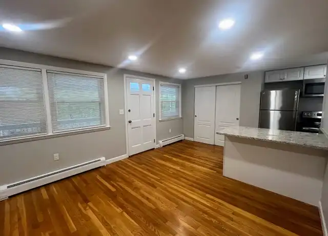 Property at 39 Railroad Ave Unit 8, Beverly, MA, 01915, 1 bed, 1 bath, [object Object]
