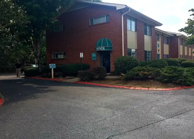 Photo of 1910 S Cobb Dr SE, Marietta, GA 30060