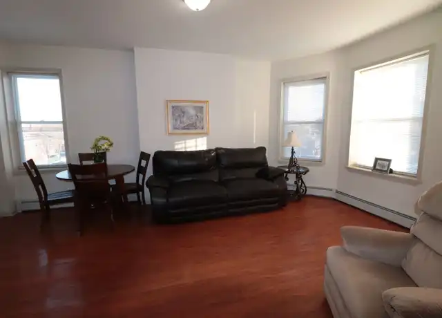 Property at 286 Park St Unit 3E, Hartford, CT, 06106, 3 beds, 1 bath, [object Object]