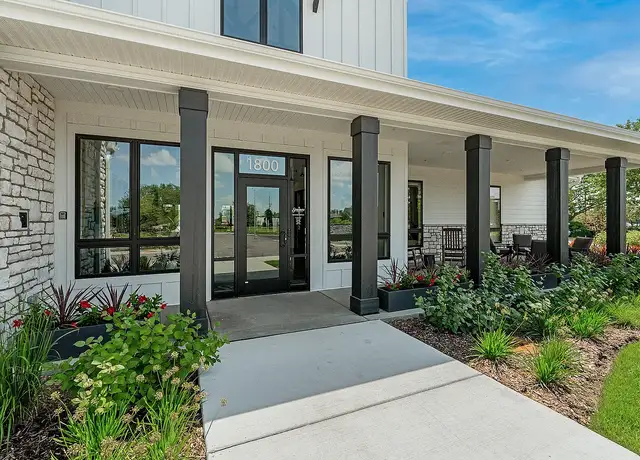 Photo of 1800 Autumn Dr, Hoffman Estates, IL 60169