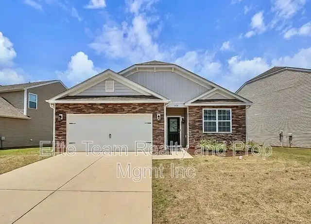 Property at 6828 Pennyroyal Way, Charlotte, NC, 28216, 3 beds, 2 baths, [object Object]