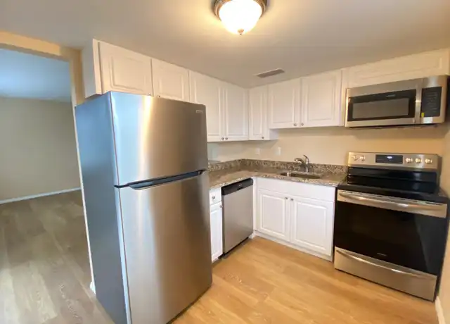 Property at 1010 5th St W Unit B-7, Bradenton, FL, 34205, 2 beds, 1 bath, [object Object]