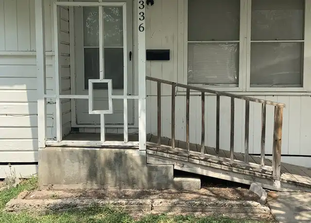 Property at 336 S Chiltipin St, Sinton, TX, 78387, 2 beds, 1 bath, [object Object]