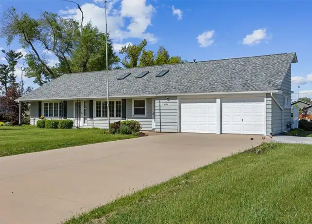 Property at 4324 C Ave NE, Cedar Rapids, IA, 52402, 3 beds, 2.5 baths, [object Object]