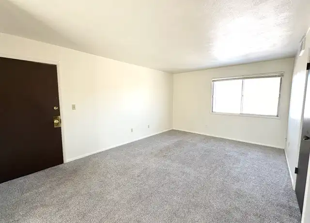 Property at 700 Carriage Hl Unit 702-4, Iowa City, IA, 52246, 2 beds, 1 bath, [object Object]