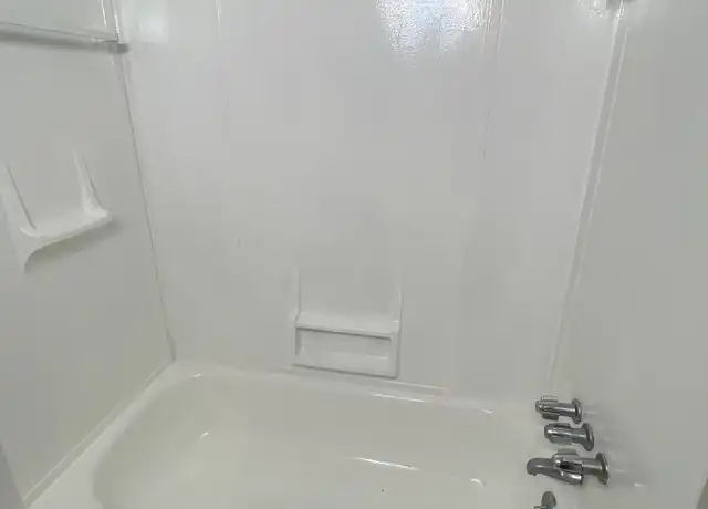 Property at 433 W Davidson Ave, Gastonia, NC, 28052, 2 beds, 2 baths, [object Object]