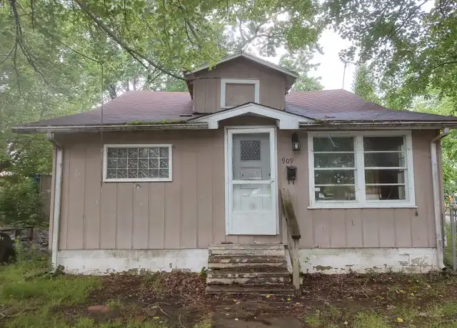 Property at 909 Fairland St, Benton, IL, 62812, 2 beds, 1 bath, [object Object]