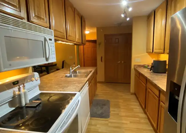 Property at 281 Oconomowoc Pkwy, Oconomowoc, WI, 53066, 2 beds, 2 baths, [object Object]