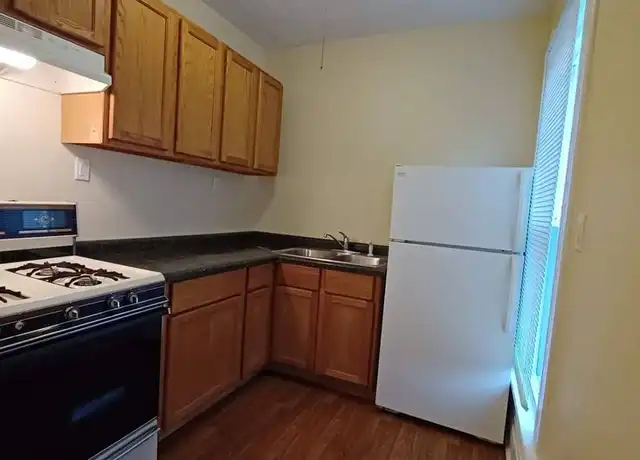 Property at 136 N Longwood St Unit 136-H, Rockford, IL, 61107, 1 bed, 1 bath, [object Object]