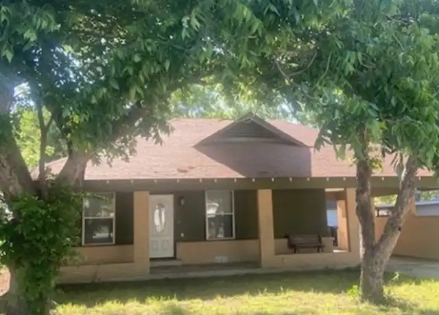 Property at 615 S Laurel Ave, Luling, TX, 78648, 3 beds, 2 baths, [object Object]