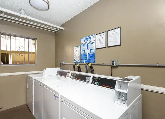 Photo of 521 W Hyde Park Blvd, Inglewood, CA 90302