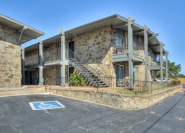Property at The Vue on Oak Creek - 5909 S Lee Ave, Oklahoma City, OK, 73109, 1 bed, 1 bath, [object Object]