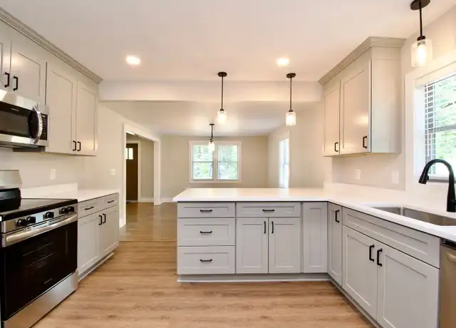 Property at 606 Pitts St, Auburn, AL, 36830, 5 beds, 3.5 baths, [object Object]