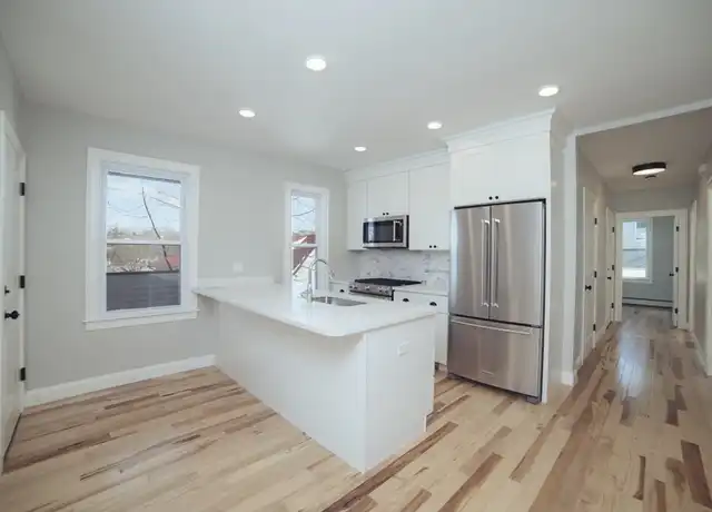 Property at 10 Duffley Ct Unit C, Chestnut Hill, MA, 02467, 3 beds, 1.5 baths, [object Object]